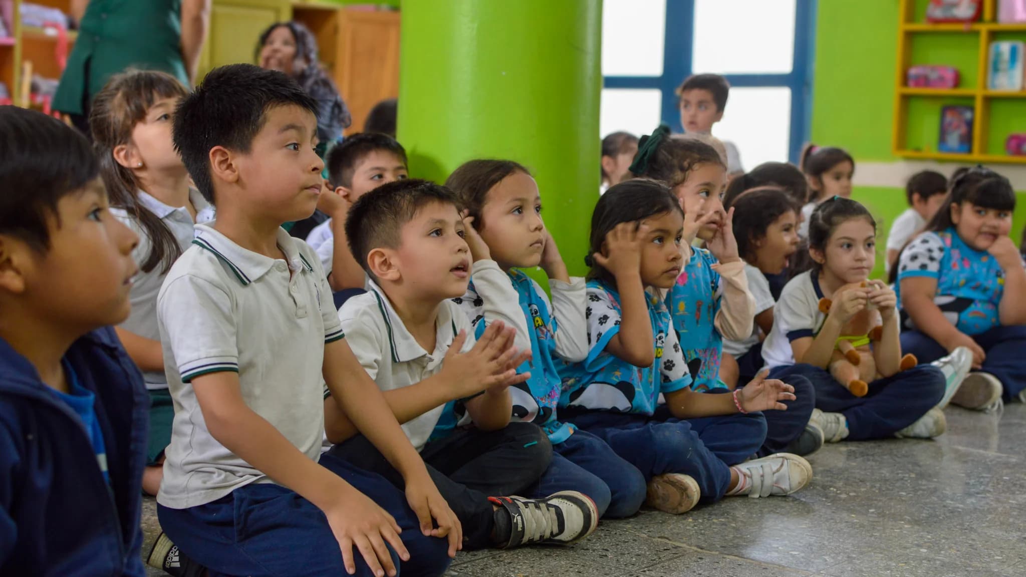 Alumna de Nivel Inicial mostrando una actividad sobre el cuidado del planeta
