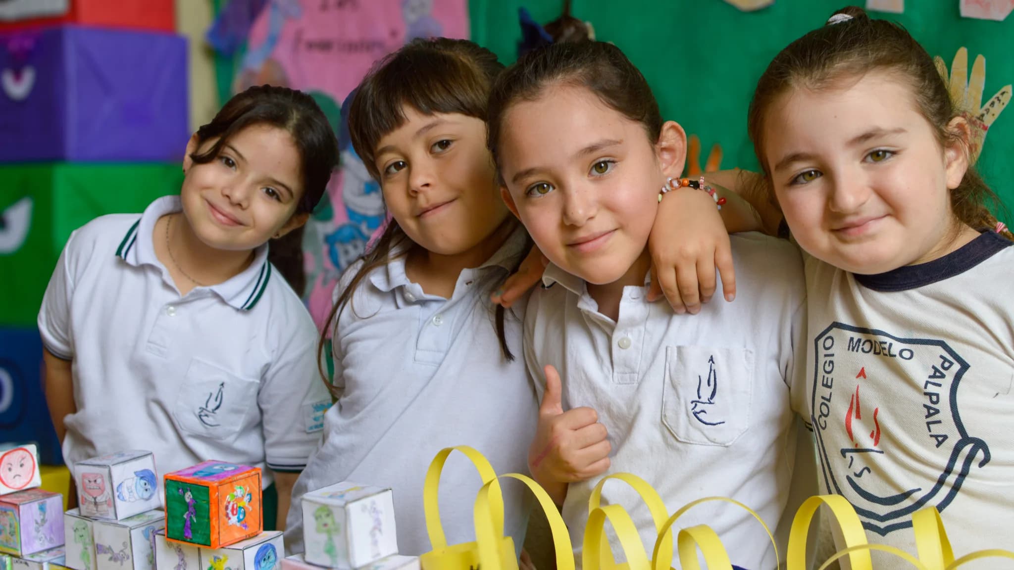 Alumnos de Nivel Primario participando de una actividad artística escolar